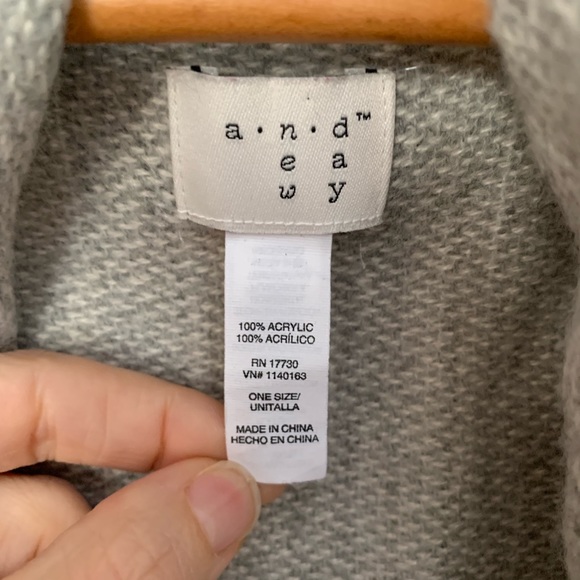 🧁HostPick🧁Grey&Cream Fringe Vest/Shawl One Size - Picture 5 of 7